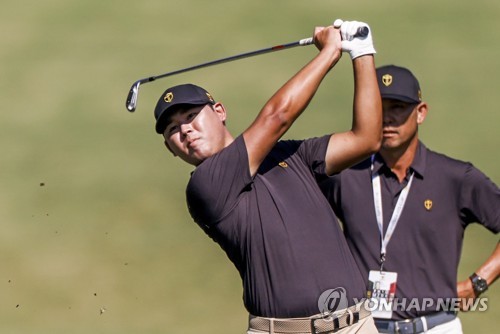 In this EPA photo, Kim Si-woo of South Korea hits a shot on the seventh hole during a practice round for the Presidents Cup at Quail Hollow Club in Charlotte, North Carolina, on Sept. 20, 2022. (Yonhap)