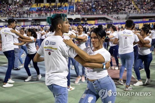 '경기장 가득'…세계 최다 커플 댄스 기록 도전하는 베네수엘라 댄서들 
