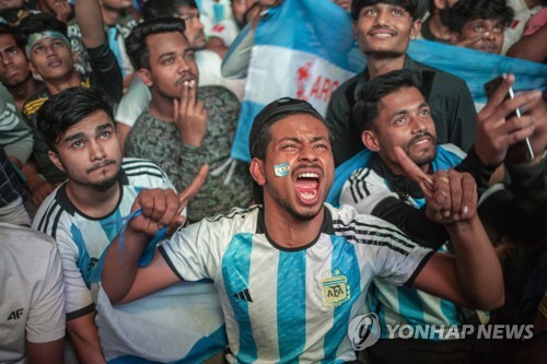 방글라데시 축구 팬들이 다카 시내에 모여 아르헨티나를 응원하는 모습. 