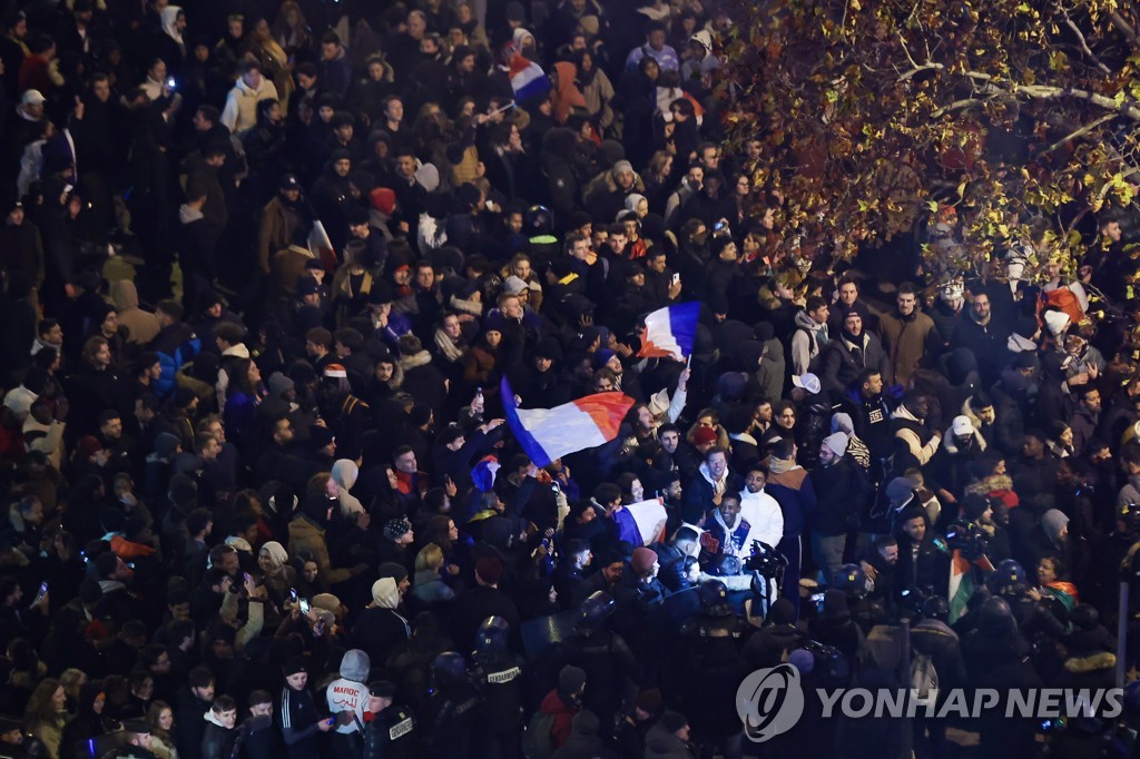프랑스 월드컵 결승 진출을 자축하러 파리 샹젤리제 거리에 모인 인파