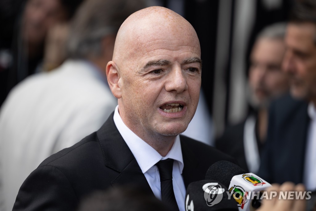 펠레의 장례식에 참석한 잔인 인판티노 FIFA 회장.