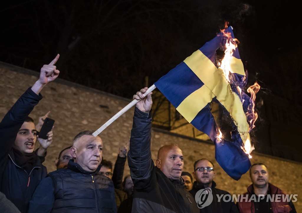 튀르키예인들, 스웨덴 국기 태우며 항의