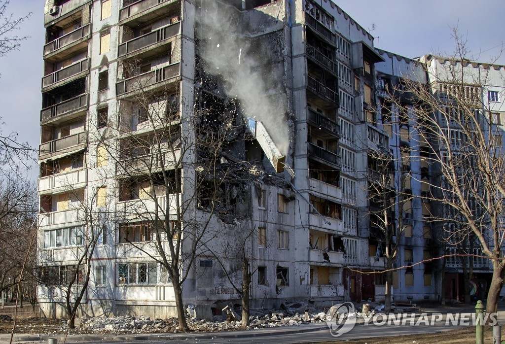 우크라이나 하르키우의 한 아파트 건물이 미사일에 맞아 파괴된 모습