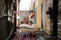 가난 피해 수단 왔다 '옴짝달싹'…갈곳 잃은 에리트레아 난민들
