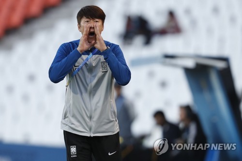 In this EPA photo, South Korea head coach Kim Eun-jung directs his players against Honduras during a Group F match at the FIFA U-20 World Cup at Estadio Malvinas Argentinas in Mendoza, Argentina, on May 25, 2023. (Yonhap)