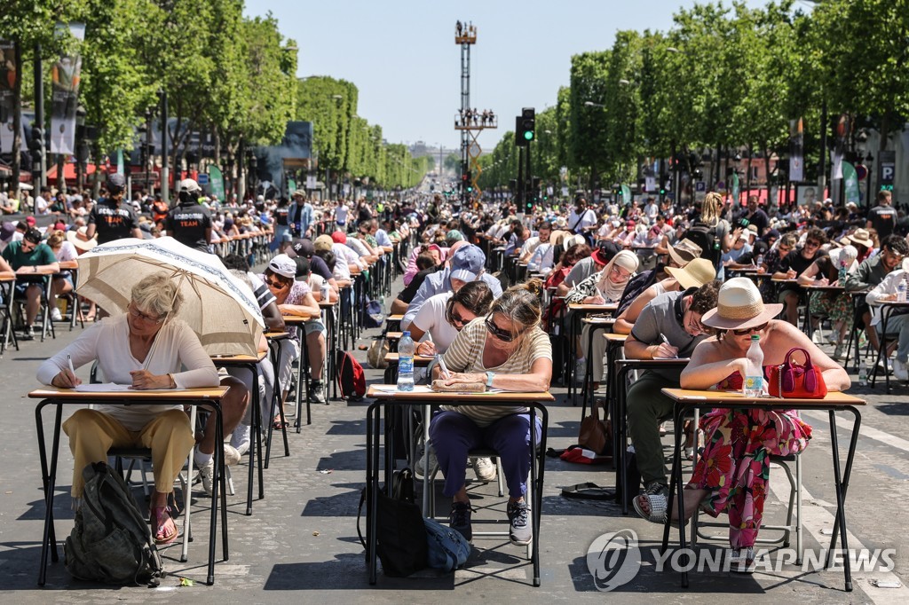 '1,700명 참가'…프랑스 샹젤리제 거리 '세계 최대 받아쓰기' 도전!