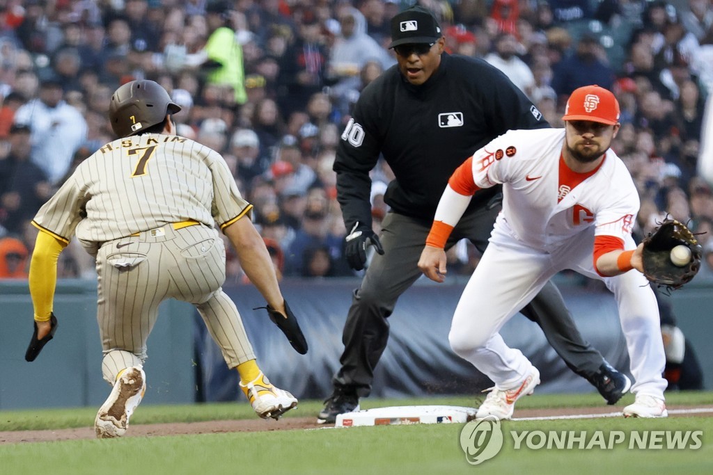 오스틴 놀라의 스퀴즈 실패로 런다운에 걸린 김하성