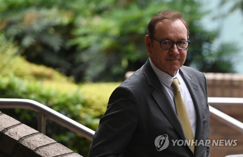 美배우 스페이시 英서 재판시작…"권력 남용해 남성 4명 성폭행"