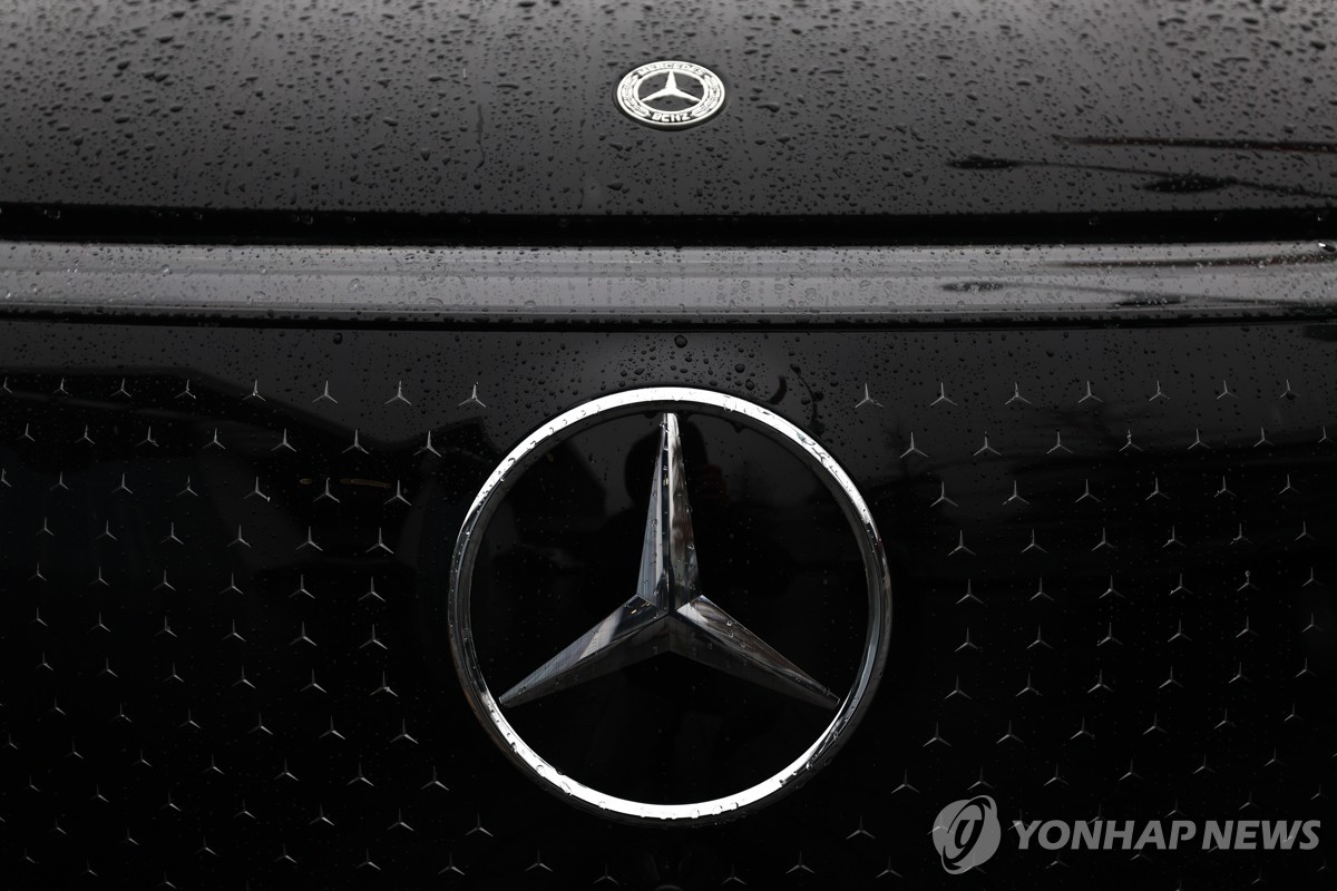 벤츠 전기차에 케이블 꽂으면 간편 충전…한전과 서비스 계약