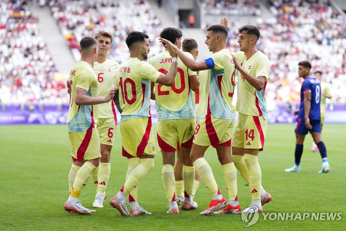 골세리머니를 펼치는 스페인 올림픽 축구대표팀 선수들