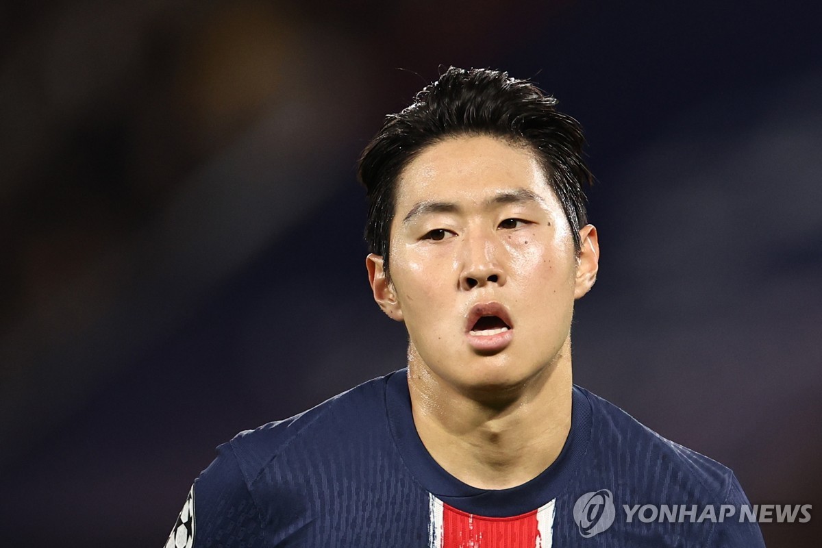프랑스 스포츠 매체 "PSG, 이강인 영입 제안에 열려 있어"