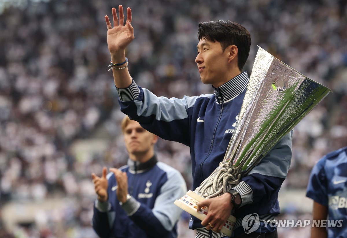 UEL 우승 트로피를 든 손흥민