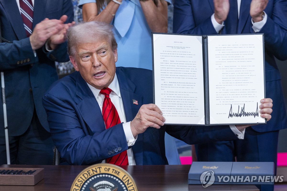 LA 올림픽 TF 발족 행정명령에 서명하는 트럼프 대통령