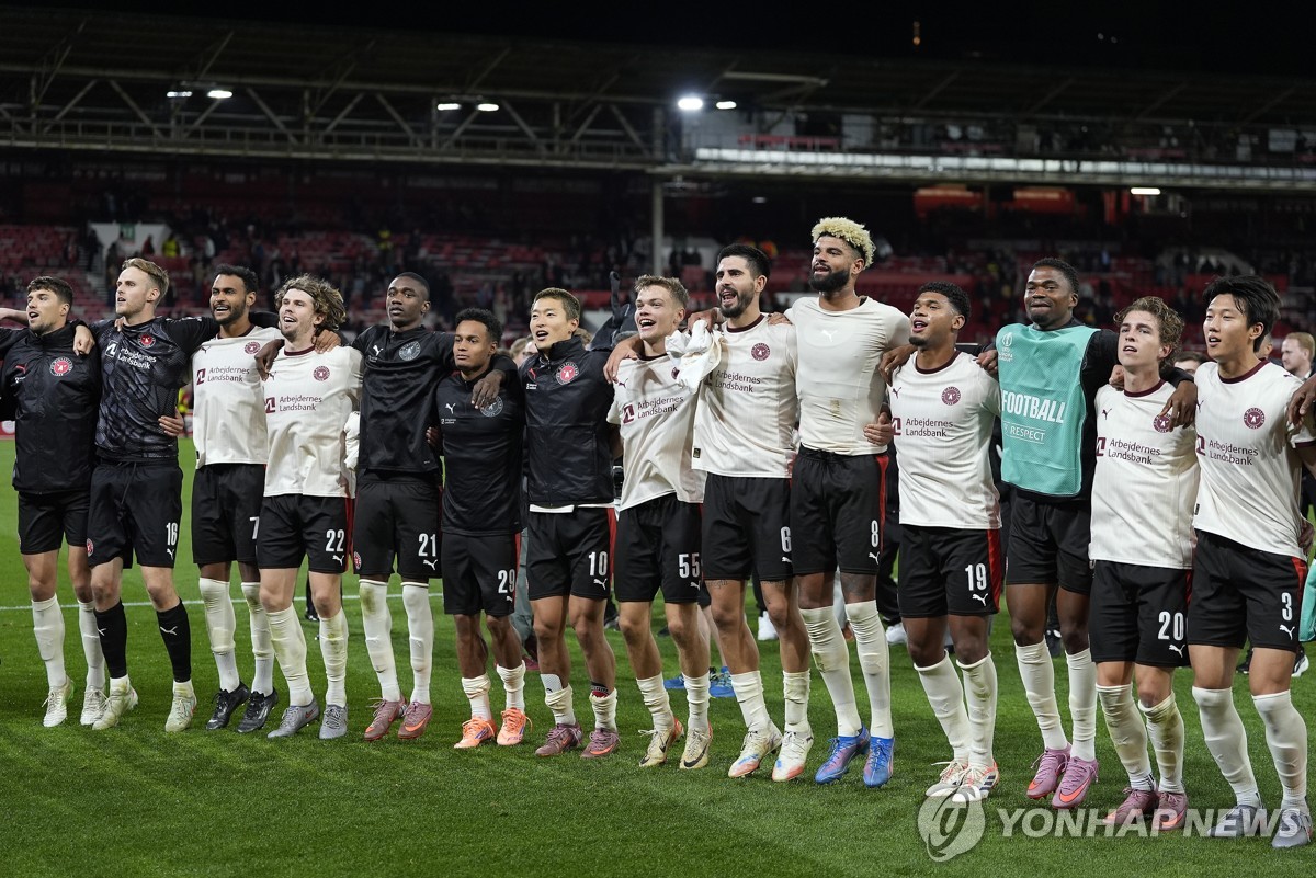 승리 후 팬들과 기쁨을 나누는 미트윌란 선수들.