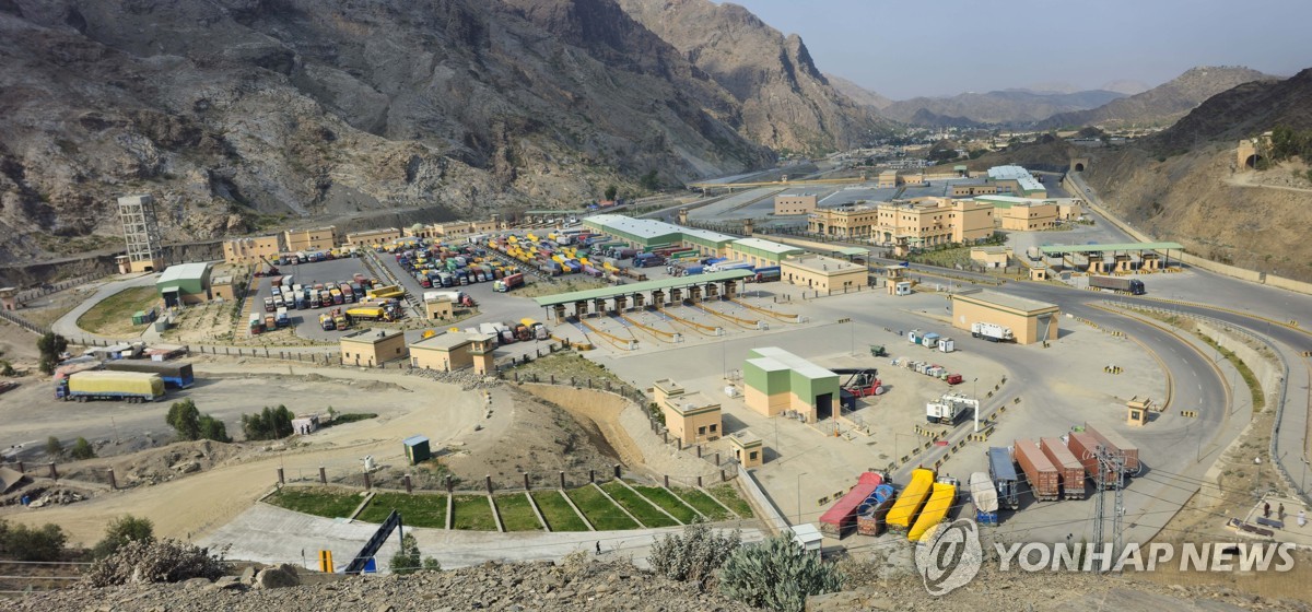 토르캄 국경검문소에 발 묶인 화물 트럭들