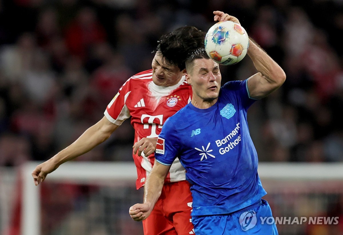 공중볼 다투는 김민재(왼쪽)