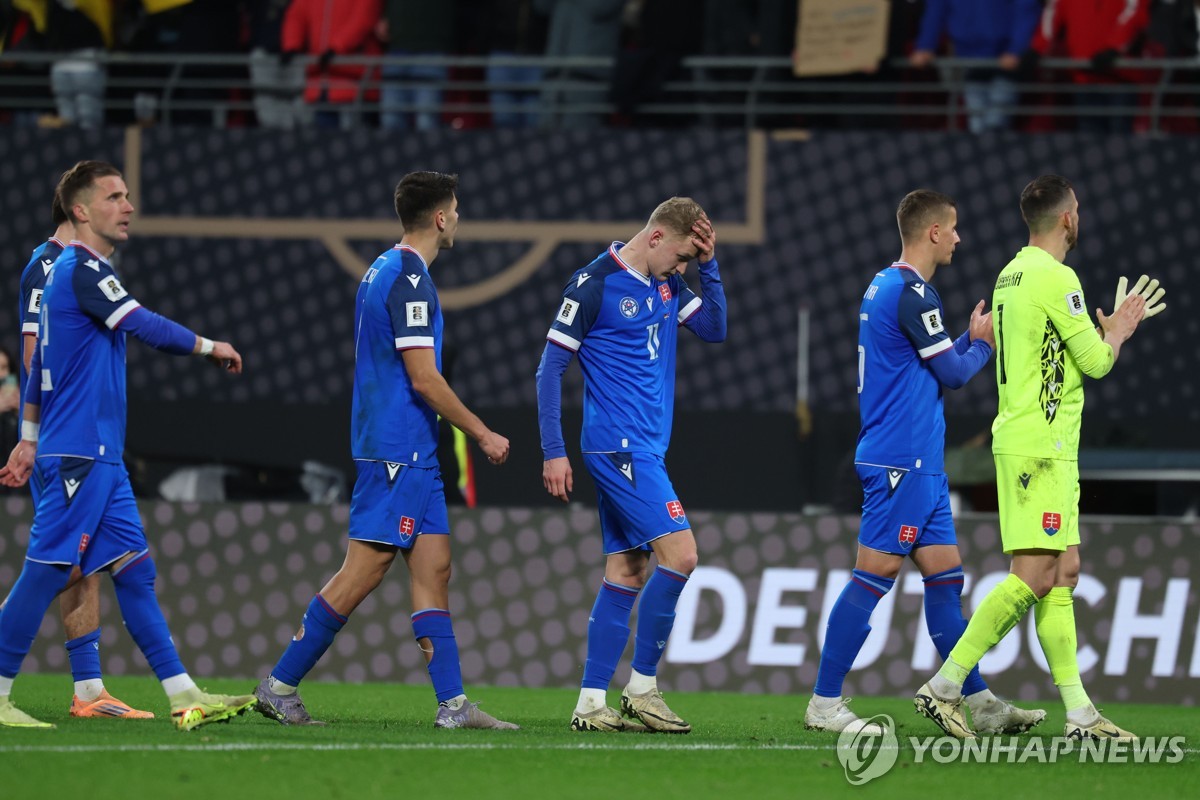 패배를 아쉬워하는 슬로바키아 선수들