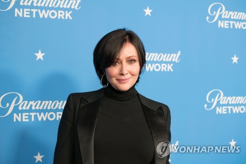 암 투병 배우 섀넌 도허티 '베벌리힐스' 출연진 재회…기립박수