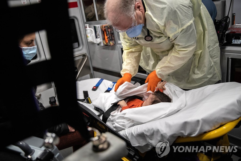  이달 4일 미국 코네티컷 스탬퍼드에서 영아 발열 환자를 보살피는 구급대원