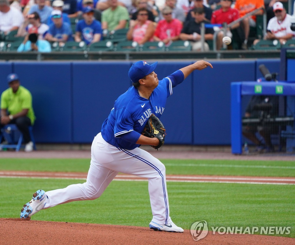 Ryu Hyun-jin des Blue Jays de Toronto effectue un lancer contre les Orioles de Baltimore dans la première manche d'un match de la saison régulière de la Ligue majeure de baseball (MLB) à Sahlen Field à Buffalo, dans l'Etat de New York, le samedi 26 juin 2021. (Photo fournie par Getty Images)