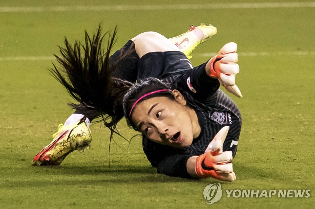 In this Getty Images photo, South Korean goalkeeper Yoon Younggeul watches a United States shot go wide of the net during the teams' friendly football match at Children's Mercy Park in Kansas City, Kansas, on Oct. 21, 2021. (Yonhap)