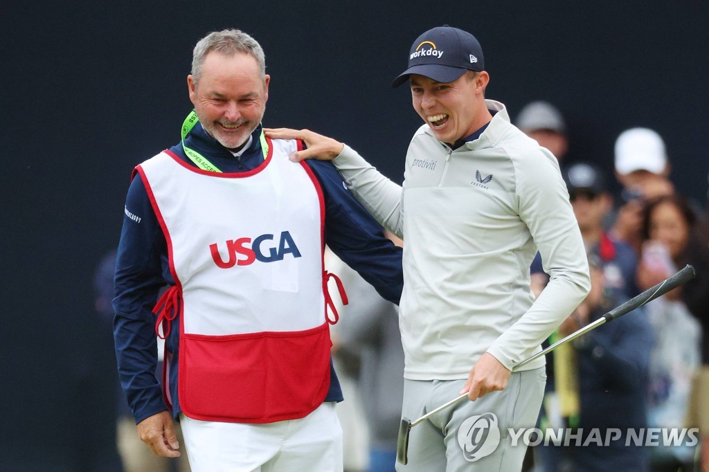 우승 확정 후 캐디 포스터(왼쪽)와 기뻐하는 피츠패트릭