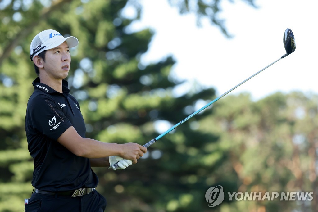 In this Getty Images file photo from July 29, 2022, Noh Seung-yul of South Korea watches his tee shot from the 14th hole during the second round of the Rocket Mortgage Classic at Detroit Golf Club in Detroit. (Yonhap)