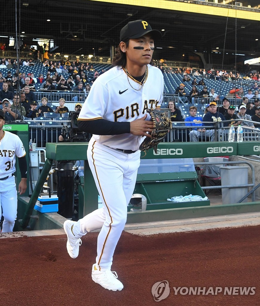 In this Getty Images photo, Pittsburgh Pirates second baseman Bae Ji-hwan takes the field in his Major League Baseball debut against the Chicago Cubs at PNC Park in Pittsburgh on Sept. 23, 2022. (Yonhap)