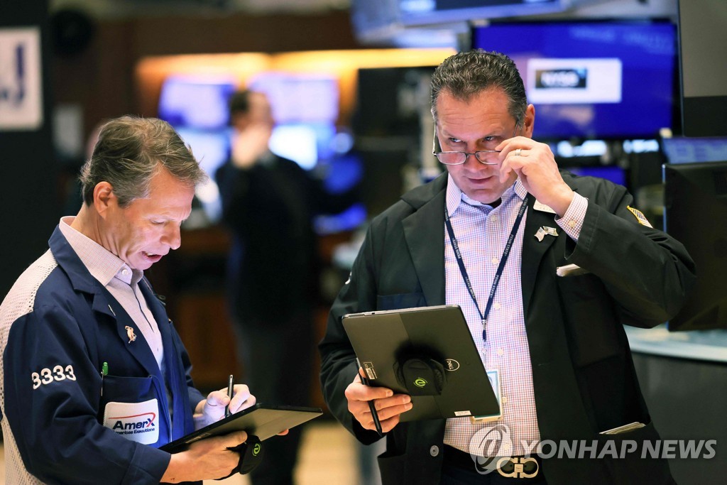 NYSE 입회장에 있는 트레이더들의 모습
