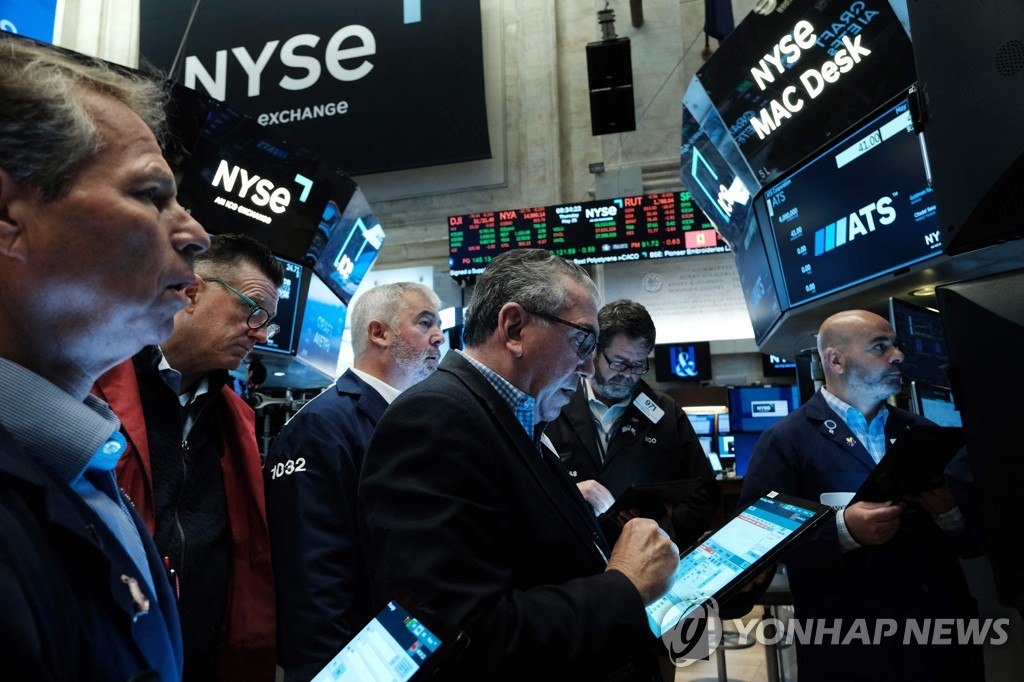 NYSE 입회장에 있는 트레이더들의 모습