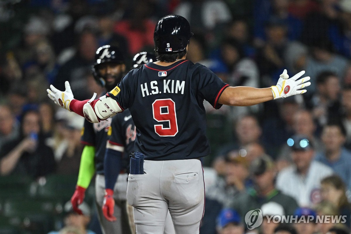 홈에 돌아온 뒤 동료 축하를 받는 김하성