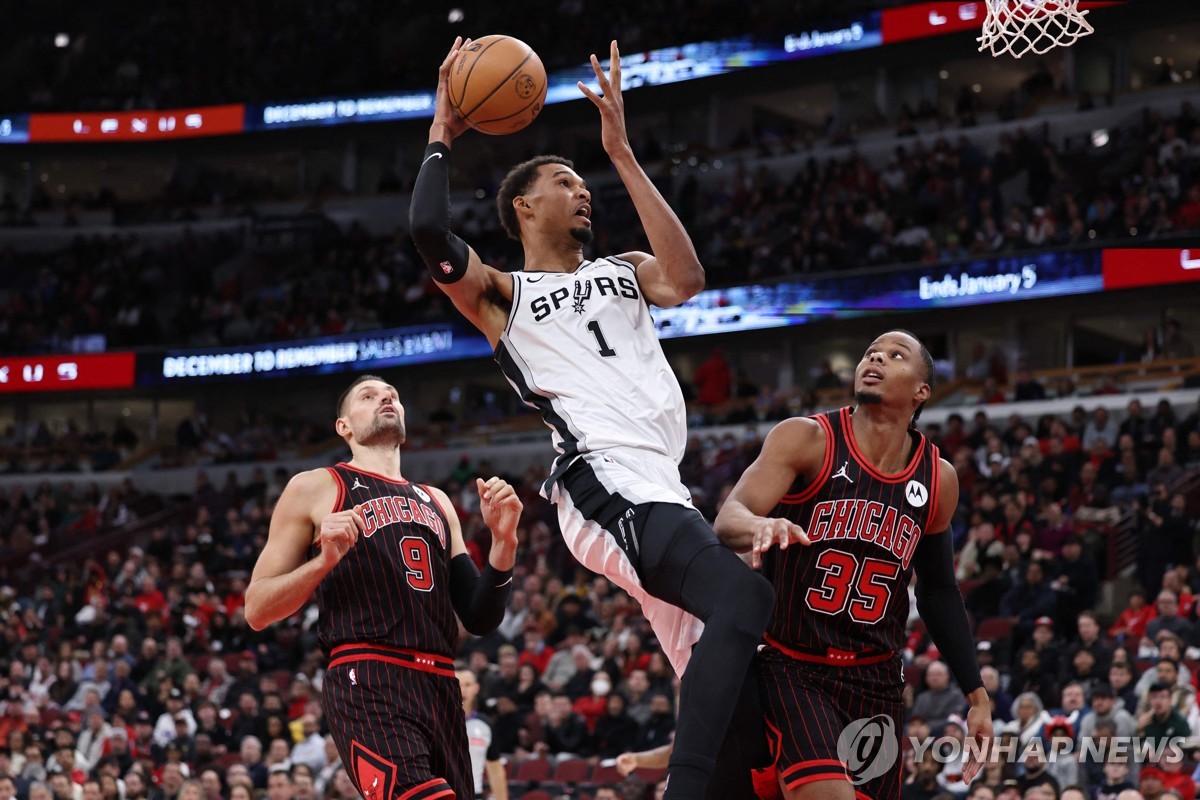 웸반야마 4쿼터 '원맨쇼'…NBA 샌안토니오, 시카고 잡고 3연승