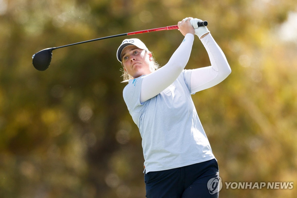 환상적인 벙커샷…코글린-노백, 그랜트 손턴 2R 단독 선두 껑충