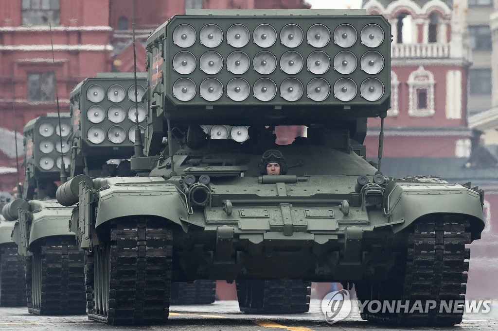 러시아 TOS-1 다연장 로켓 발사대가 장착된 전차