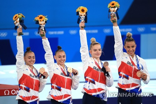 여자 기계체조 단체전 동메달에 기뻐하는 영국 대표팀