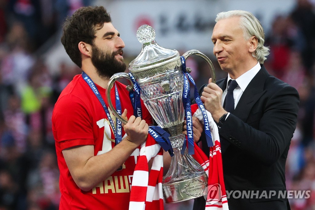 5월 러시아 FA컵 우승 트로피를 스파르타크 모스크바에 전달하는 듀코프 회장(오른쪽)