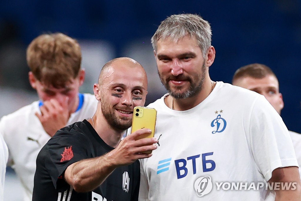 친선경기 상대 팀 선수와 셀카 찍는 오베치킨