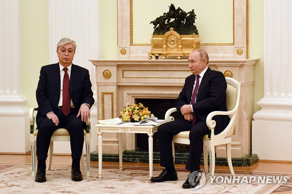 카자흐스탄 대통령과 정상회담에서 오른팔 어루만지는 푸틴