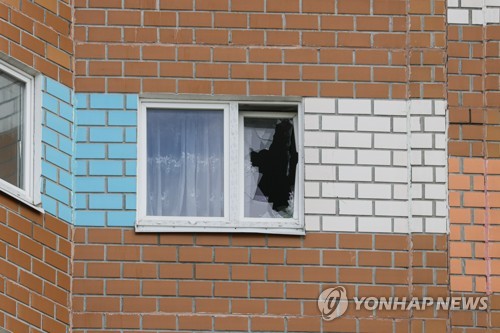 30일 무인기 공격으로 깨진 모스크바 아파트 창문