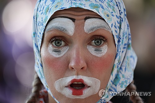 '개성만점'…러시아 흑해 휴양도시 겔렌지크 연극 퍼레이드