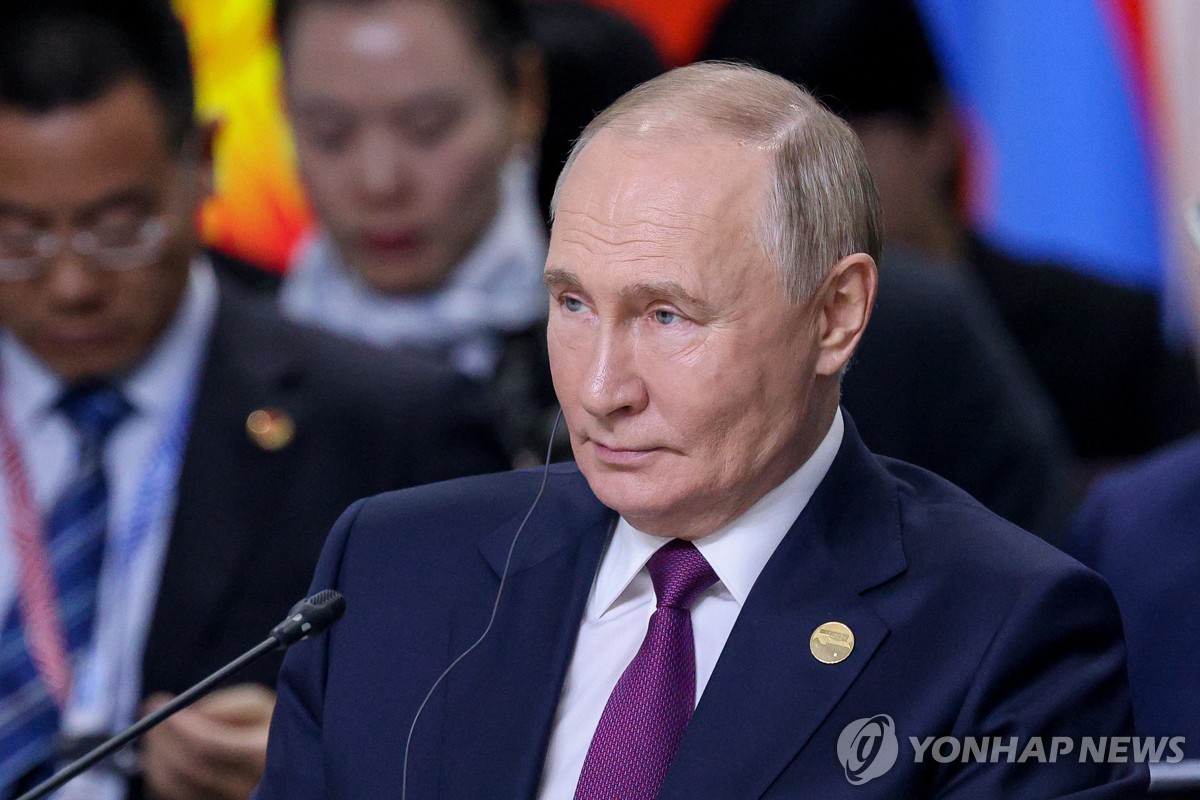 El presidente ruso Vladimir Putin asiste a una sesión de la Cumbre BRICS 2024 en el Centro Internacional de Exposiciones Kazan Expo en Rusia el 24 de octubre de 2024 en esta fotografía publicada por TASS. (Yonhap)