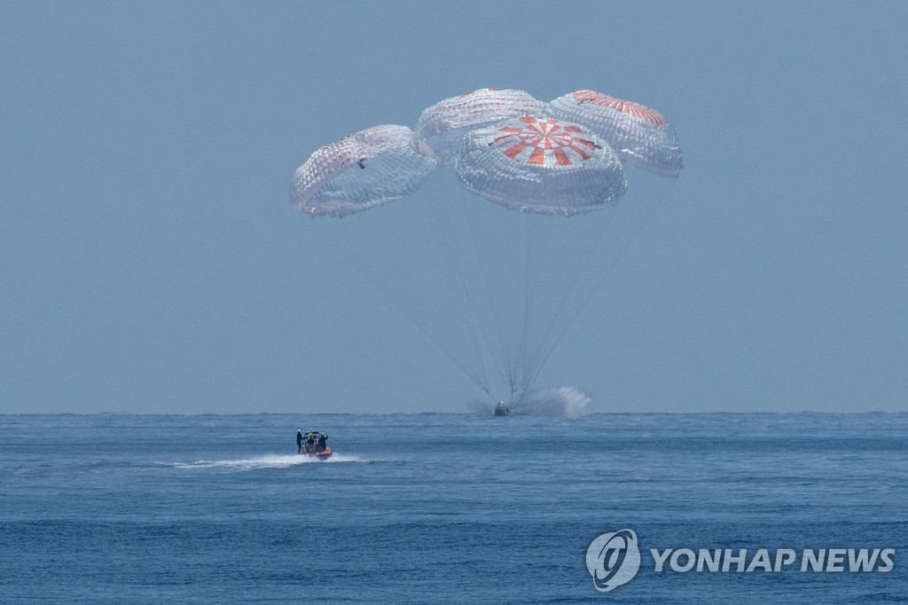 사진은 작년 8월 해상으로 귀환한 스페이스X의 유인 캡슐 [NASA/UPI=연합뉴스 자료사진]