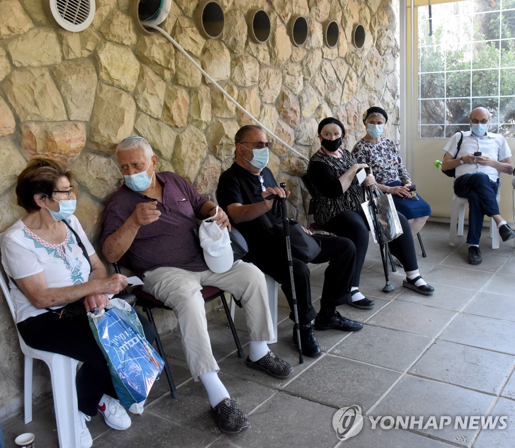 백신 부스터샷 접종 기다리는 이스라엘 노인들