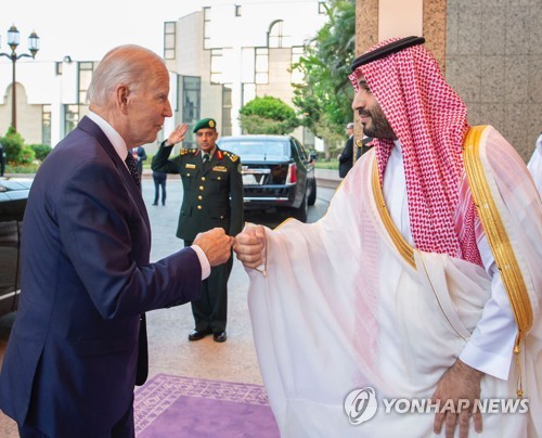 주먹 맞댄 조 바이든 미국 대통령과 무함마드 빈 살만 사우디 왕세자