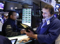 NYSE 입회장에 트레이더들의 모습
