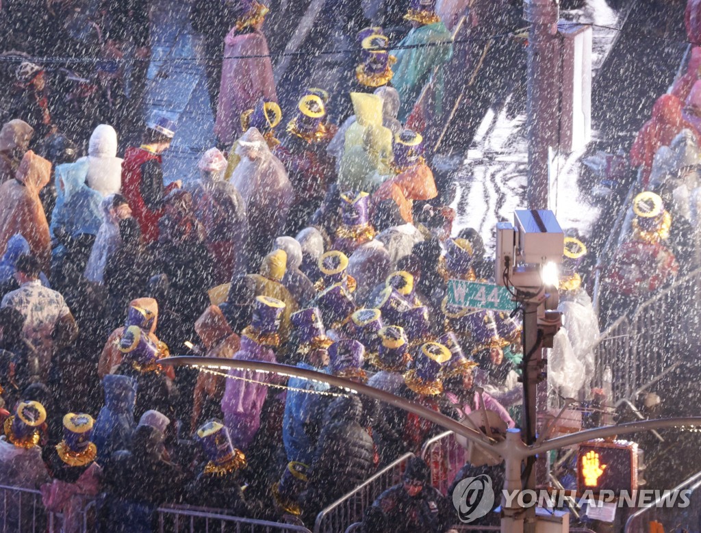 비 쏟아지는 미국 뉴욕시 타임스스퀘어의 신년맞이 축제 현장