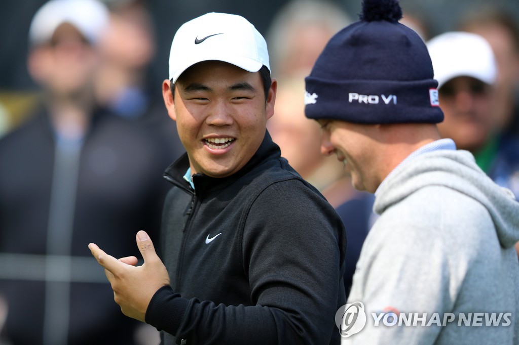 UPI가 제공하는 이 사진에서 한국의 김주형(왼쪽)이 2023년 5월 17일 미국 뉴욕주 피츠포드의 오크힐 컨트리클럽 동부 트랙에서 열린 PGA 챔피언십 동부 트랙 연습 경기에서 웃고 있다. (연합)