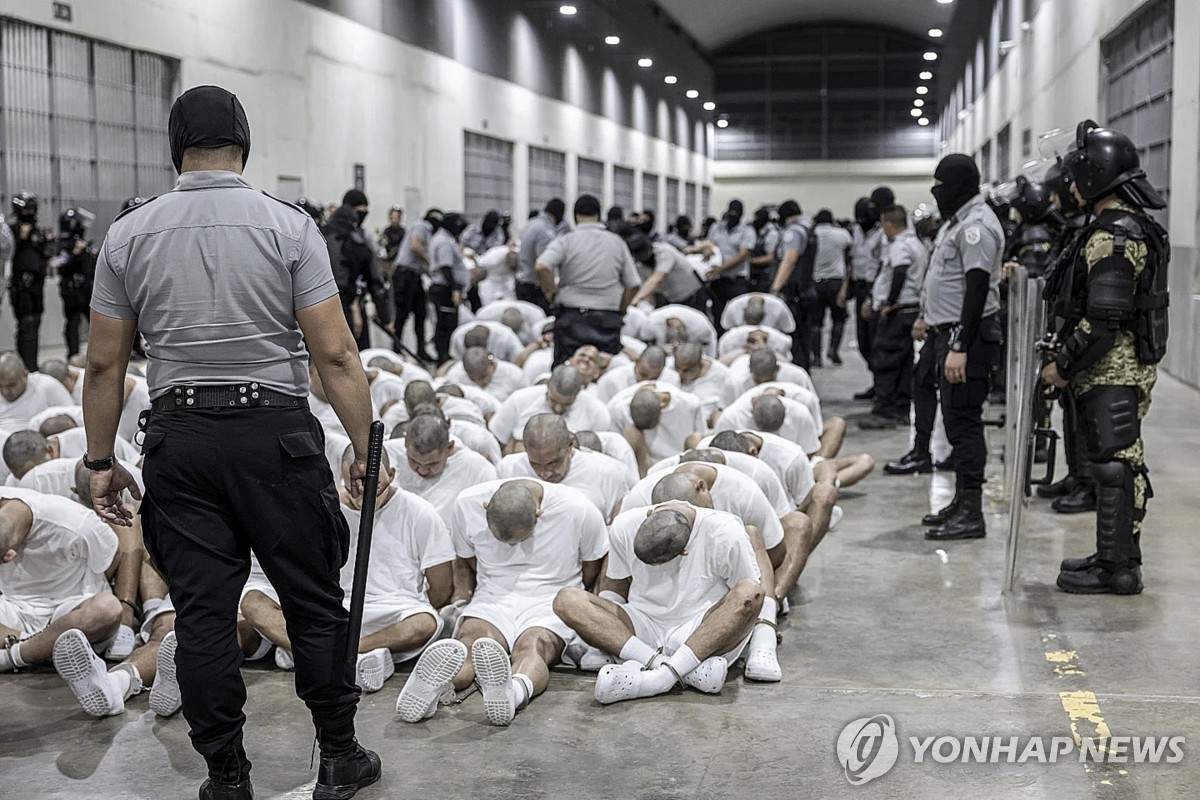 '행정실수로 추방' 美합법체류자 "밤새 9시간 무릎 꿇…