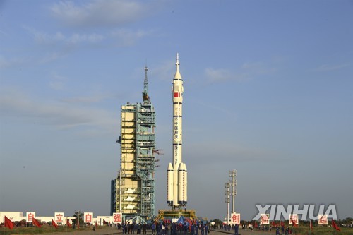 9일 중국 간쑤성 주취안의 발사장으로 이동한 선저우 12호와 운반 로켓 창정 2호 결합체 [신화=연합뉴스]