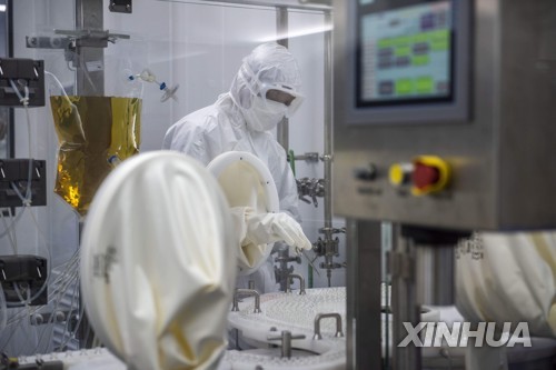 말레이시아 쿠알라룸푸르에 있는 중국 제약업체 칸시노바이오로직스의 코로나19 백신 제조 공장